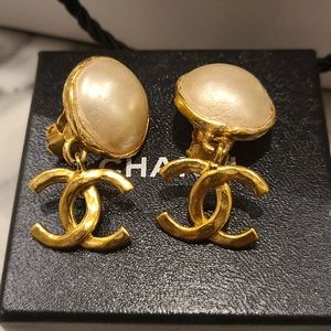 CHANEL CC LOGO DANGLED CLIP-ON FAUX PEARL EARRINGS